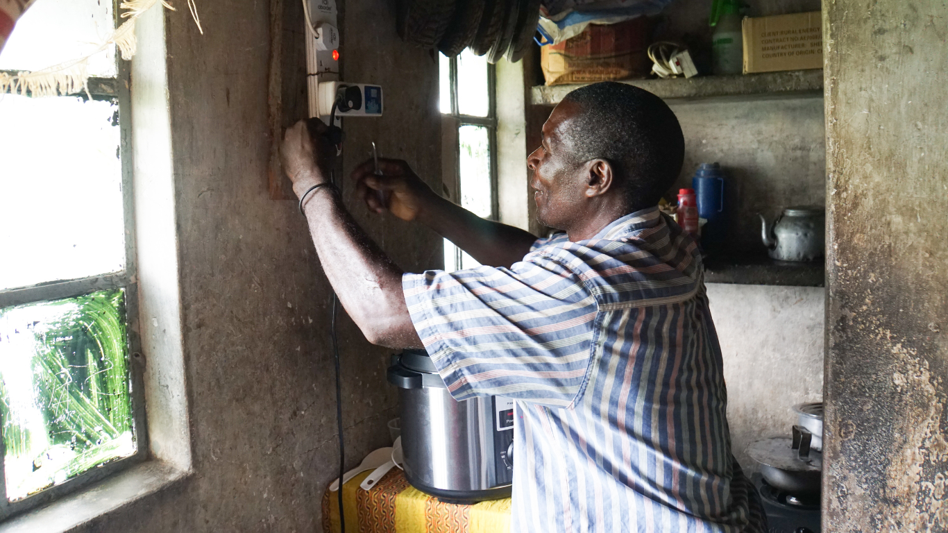 Enhancing Resilience in Sub-Saharan Africa with Off-Grid Tech
